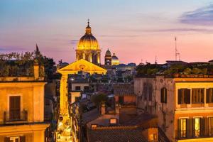stadsbild av Rom, Italien i solnedgången. foto