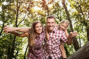 glad familj i de skog foto