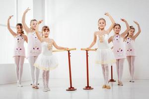 liten flickor praktiserande balett foto