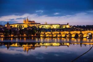 Prag slott och Charles Bridge foto