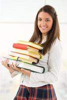 Lycklig kvinna studerande med böcker foto