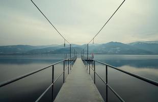 metallfotbro som leder till sjön foto