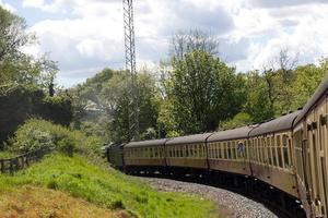 svart och grön brittiskt ånga tåg lokomotiv 926 rör på sig längs Spår i de norr york hedar foto