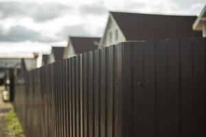 stål staket i detalj. staket tillverkad av metall profil. hållbar material till skydda mot nyfiken ögon. foto