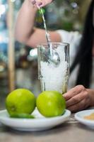 bartender framställning uppfriskande coctail på en bar bakgrund. mörk lynnig stil. is i tha glas foto