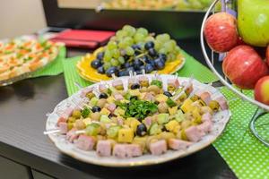 läcker sallad med kyckling, nötter, ägg och grönsaker. foto