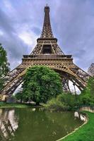 tittar upp på Eiffeltornet foto