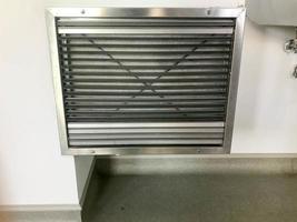 stor järn metall krom grill industriell ventilation systemet foto