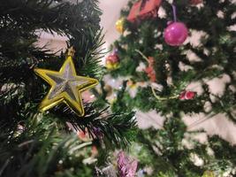 julgran med dekorationer foto
