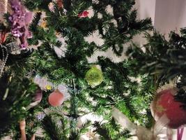 julgran med dekorationer foto