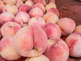 stänga upp kinesisk persika frukt på de korg i de frukt Lagra på Kina foto