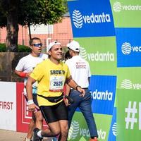 ny delhi, Indien - oktober 16 2022 - vedanta delhi halv maraton lopp efter covid i som maraton deltagarna handla om till korsa de Avsluta linje, delhi halv maraton 2022 foto