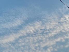 blå himmel med pösigt moln bakgrund. naturlig bakgrund. foto