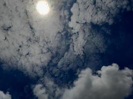 blå himmel med pösigt moln bakgrund. naturlig bakgrund. foto