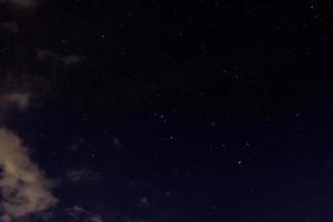 himlen, molnen och stjärnorna på natten foto