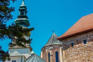 topp se av de franciskan kyrka i de nitrograd slott i de stad av nitra i slovakien. foto