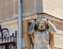 staty av atlas. också kallad corgon. de skulptur är en känd landmärke och symbol av nitra, slovakia foto