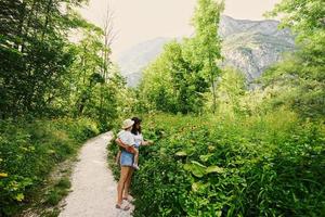 mor innehav händer bebis dotter i triglav nationell parkera, slovenien. foto