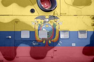 ecuador flagga avbildad på sida del av militär armerad helikopter närbild. armén krafter flygplan konceptuell bakgrund foto