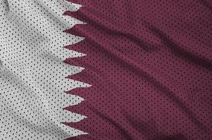 qatar flagga tryckt på en polyester nylon- sportkläder maska tyg w foto