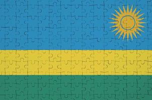 rwanda flagga är avbildad på en vikta pussel foto