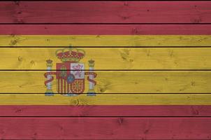 Spanien flagga avbildad i ljus måla färger på gammal trä- vägg. texturerad baner på grov bakgrund foto