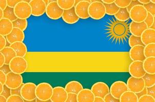 rwanda flagga i färsk citrus- frukt skivor ram foto