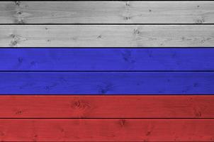 ryssland flagga avbildad i ljus måla färger på gammal trä- vägg. texturerad baner på grov bakgrund foto