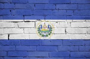 el salvador flagga är målad till ett gammal tegel vägg foto