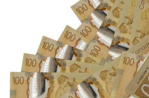 100 kanadensisk dollar räkningar lögner i annorlunda beställa isolerat på vit. lokal- bank eller pengar framställning begrepp foto