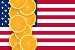 förenad stater av Amerika flagga och citrus- frukt skivor vertikal rad foto