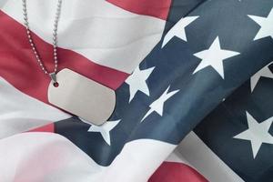 silverren militär pärlor med hund märka på förenad stater tyg flagga foto