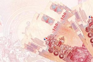 100 thai baht räkningar lögner i stack på bakgrund av stor halvtransparent sedel. abstrakt presentation av nationell valuta foto