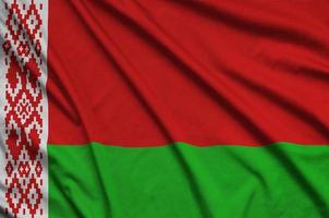 Vitryssland flagga är avbildad på en sporter trasa tyg med många veck. sport team baner foto