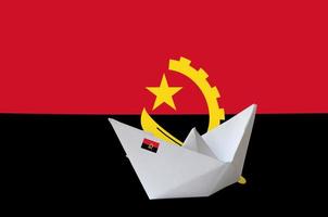 angola flagga avbildad på papper origami fartyg närbild. handgjort konst begrepp foto