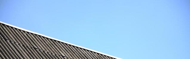 rysning vit tak föra Häftigt besparingar i bosatt vinden foto