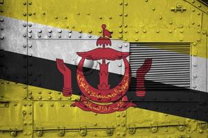 brunei darussalam flagga avbildad på sida del av militär armerad tank närbild. armén krafter konceptuell bakgrund foto