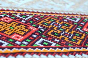 traditionell ukrainska folk konst stickat broderi mönster på textil- tyg foto