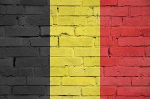 belgien flagga är målad till ett gammal tegel vägg foto