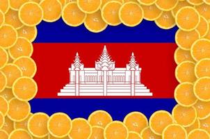 cambodia flagga i färsk citrus- frukt skivor ram foto