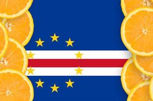 cabo verde flagga i citrus- frukt skivor vertikal ram foto