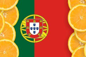 portugal flagga i citrus- frukt skivor vertikal ram foto