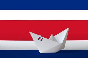 costa rica flagga avbildad på papper origami fartyg närbild. handgjort konst begrepp foto