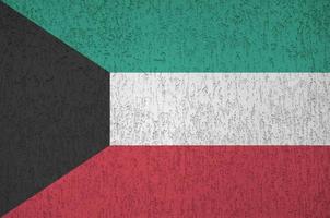 kuwait flagga avbildad i ljus måla färger på gammal lättnad putsning vägg. texturerad baner på grov bakgrund foto