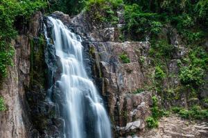 vattenfall i djup skog av Thailand foto