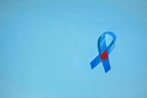 blå band medvetenhet värld diabetes dag, 14 november. isolerat på en blå bakgrund. kopia Plats. topp se foto