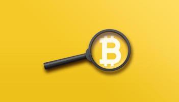 bitcoin BTC kryptovaluta Sök begrepp med förstorande glas på en gul bakgrund. 3d illustration. foto