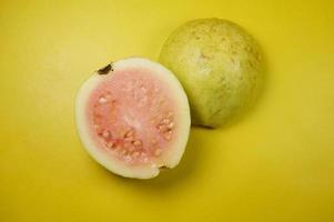 guava frukt på gul bakgrund med selektiv fokus. foto