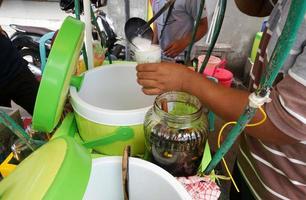 is cendol är ett av de traditionell drycker i Indonesien. cendol is är mycket färsk, den smakar ljuv handflatan socker med kokos mjölk. närbild foto