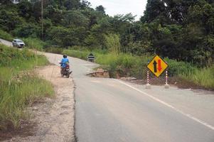 kutai timur, öst kalimantan, Indonesien, 2020 - jordskred på de trans provinsiell väg. trans provinsiell väg öst kalimantan, Indonesien. underdistrikt sangatta till rantaupulung foto